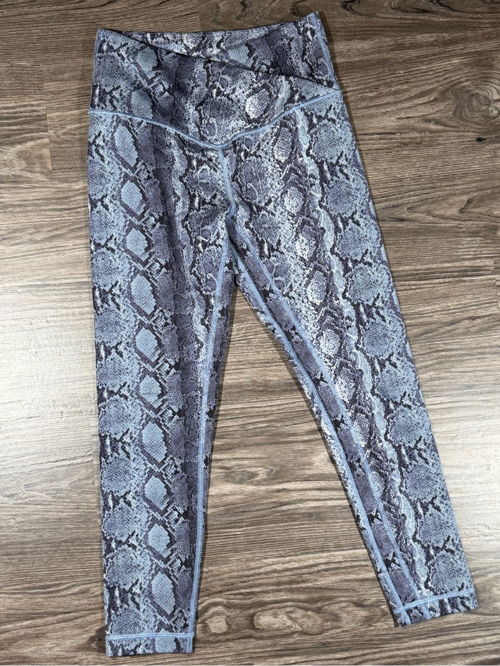 VICTORIA’S SECRET ON POINT LIVE Snakeskin Print Leggings Yoga Pants 6
